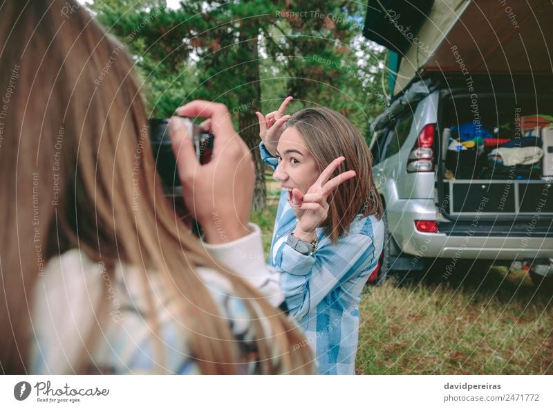 Frau fotografiert Freundin mit Siegeszeichen Lifestyle Freude Glück Gesicht Erholung Freizeit & Hobby Ferien & Urlaub & Reisen Ausflug Abenteuer Camping Sommer