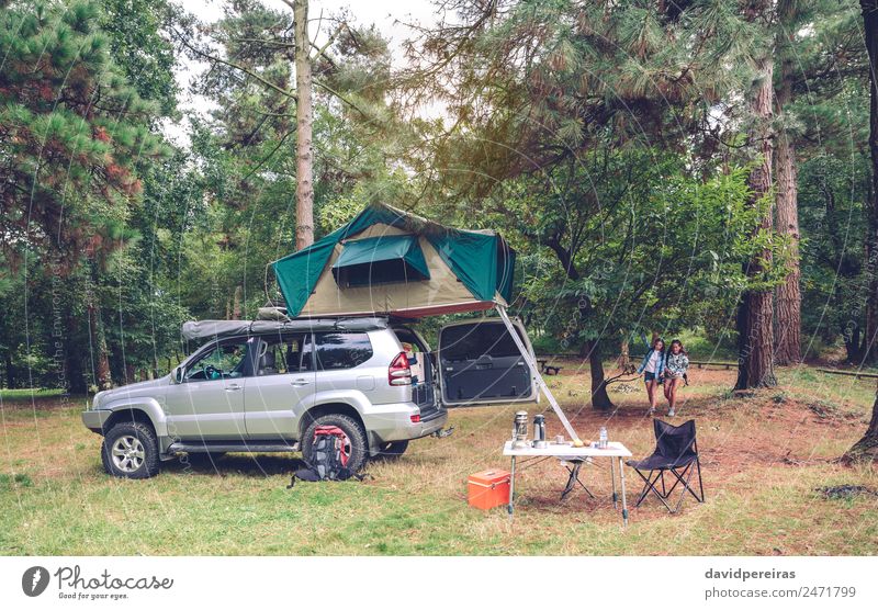 Campingtisch und Geländewagen auf dem Campingplatz Lifestyle Freude Glück Erholung Freizeit & Hobby Ferien & Urlaub & Reisen Tourismus Ausflug Abenteuer Sommer