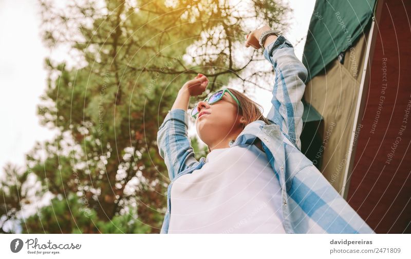 Frau mit Sonnenbrille, die ihre Arme über den Naturhintergrund hebt. Lifestyle Freude Glück Erholung Freizeit & Hobby Freiheit Sommer Erfolg Mensch Erwachsene