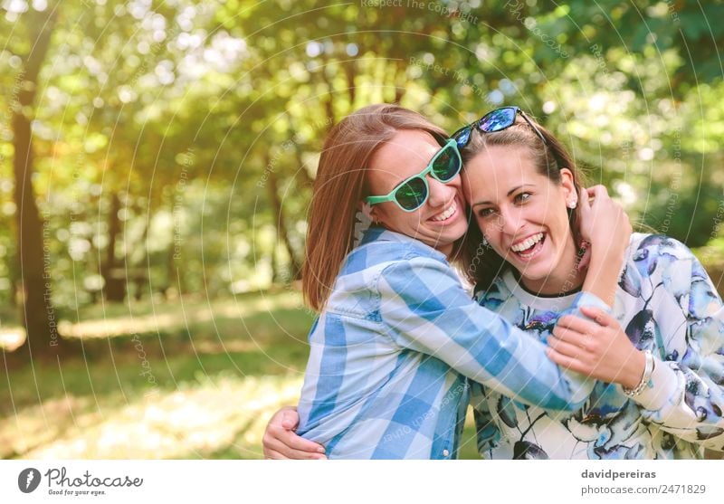 Glückliche Frauen, die den Naturhintergrund annehmen und genießen. Lifestyle Freude schön Freizeit & Hobby Sommer Mensch Erwachsene Freundschaft Paar