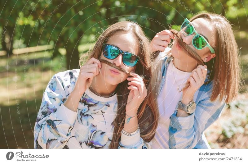 Frauen haben Spaß daran, Schnurrbärte mit Haaren zu machen. Lifestyle Freude Glück schön Freizeit & Hobby Sommer Berge u. Gebirge Mensch Erwachsene Freundschaft