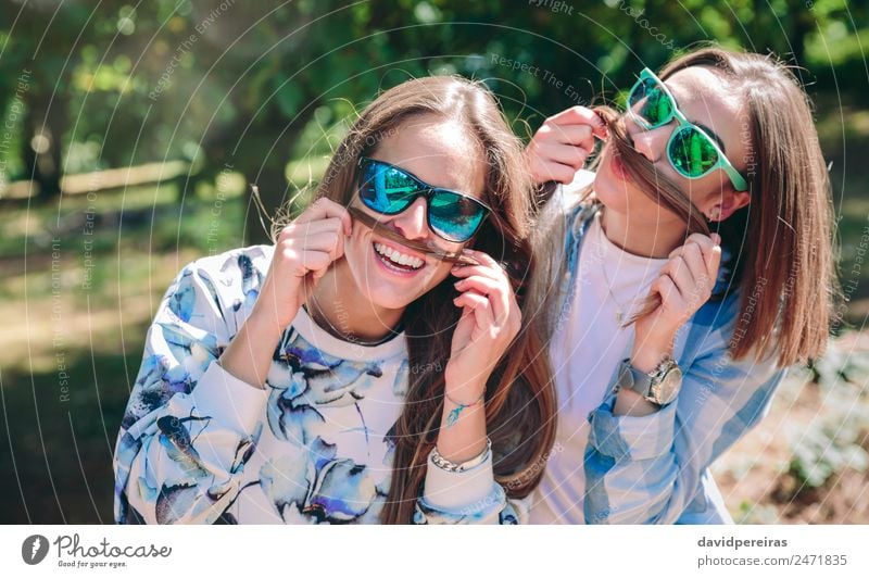 Frauen, die Schnurrbärte mit Haaren tragen und lachen. Lifestyle Freude Glück schön Freizeit & Hobby Sommer Berge u. Gebirge Mensch Erwachsene Freundschaft Paar