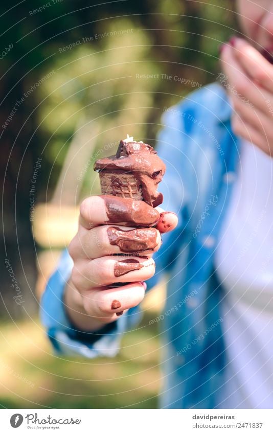 Junge Frau beim Essen von Schokoladeneis im Wald Speiseeis Lifestyle Freizeit & Hobby Camping Sommer Berge u. Gebirge Mensch Erwachsene Hand Finger Natur Baum