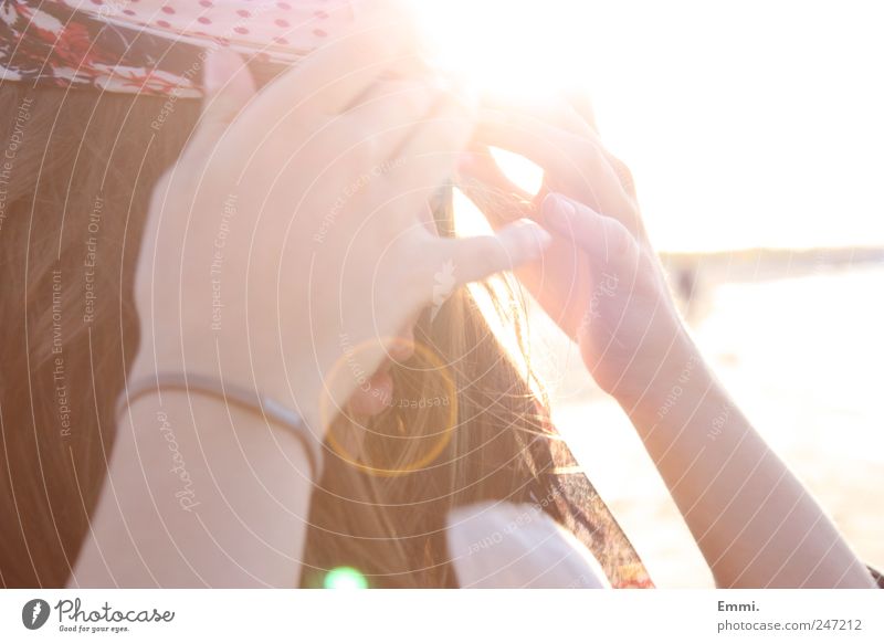 glück Lifestyle Haare & Frisuren harmonisch Wohlgefühl Ausflug Ferne Freiheit Sommer Sonne Meer feminin Junge Frau Jugendliche Leben Wind Stirnband brünett