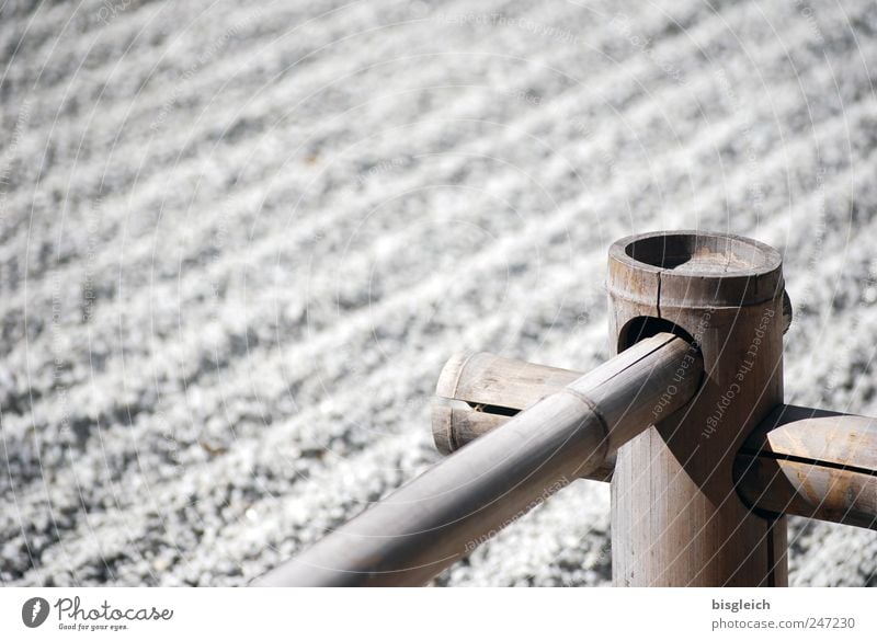 Zengarten II Garten Stein Holz grau achtsam Vorsicht Gelassenheit ruhig Buddhismus Bambusrohr Kies Farbfoto Gedeckte Farben Außenaufnahme Menschenleer