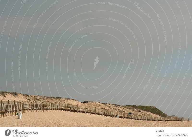 Strand Sommer heizen Meer Wellen Gezeiten Sand Brücke Holz Laufwerk Stranddüne grau Wolken Erholung Wochenende Ferien & Urlaub & Reisen Portugal Küste Freude