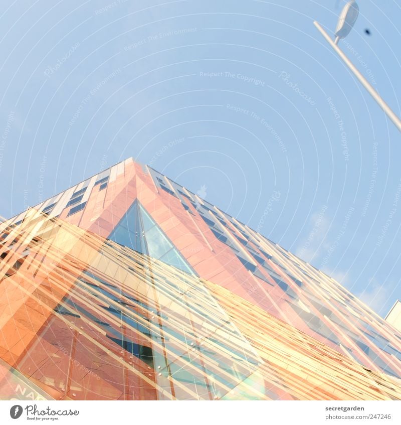 das leben ist sehr vielschichtig. Baustelle Himmel Schönes Wetter Stadt Hochhaus Bauwerk Gebäude Architektur Fassade Fenster hell blau gelb orange Laternenpfahl