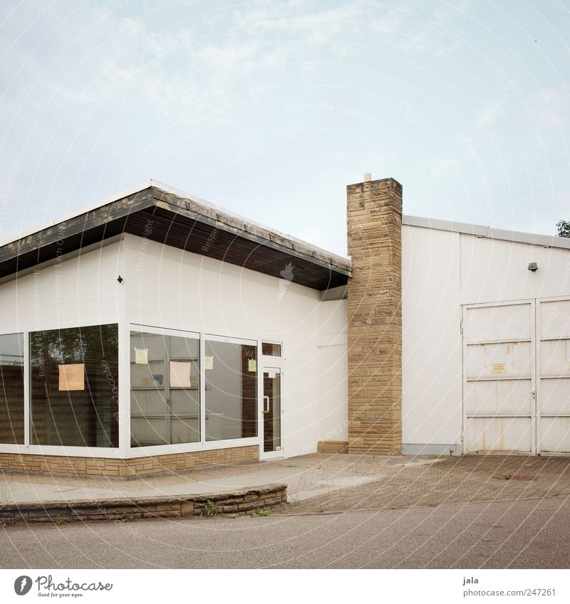 laden Himmel Haus Bauwerk Gebäude Architektur Fenster Tür Dach Schornstein trist Ladengeschäft Ladenfront Schaufenster Farbfoto Außenaufnahme Menschenleer