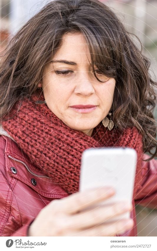 Frau schreibt SMS auf dem Smartphone Lifestyle kaufen Glück schön Leben Winter Dekoration & Verzierung Arbeit & Erwerbstätigkeit Business Telefon Handy PDA