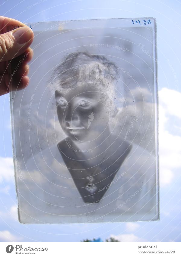 negativ Fotografie Frau Handwerk Glas Kind Schwarzweißfoto Himmel