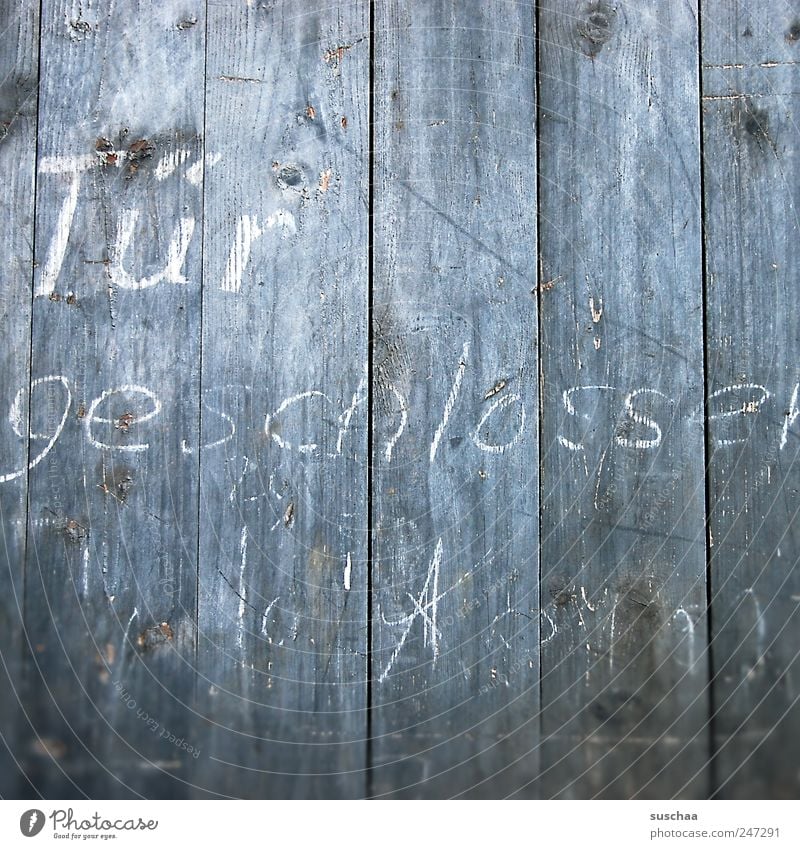 Tür geschlosse ... Hütte Tor Holz Schriftzeichen blau Vergänglichkeit Wandel & Veränderung Holzwand Bretterverschlag Handschrift Botschaft Information Kreide