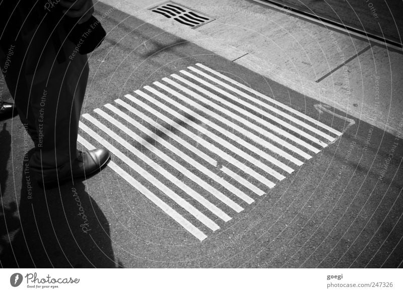 lines Fußgänger Straße Bürgersteig Asphalt Gleise Hose Schuhe Beton Schilder & Markierungen Linie Pfeil stehen warten geduldig Quadrat Raute Schwarzweißfoto