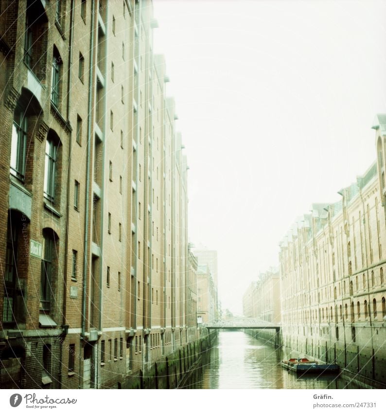 Speicherstadt Hafenstadt Menschenleer Alte Speicherstadt Sehenswürdigkeit Wahrzeichen Denkmal hell Stadt Nostalgie Tourismus Tradition Fleet strahlend Farbfoto