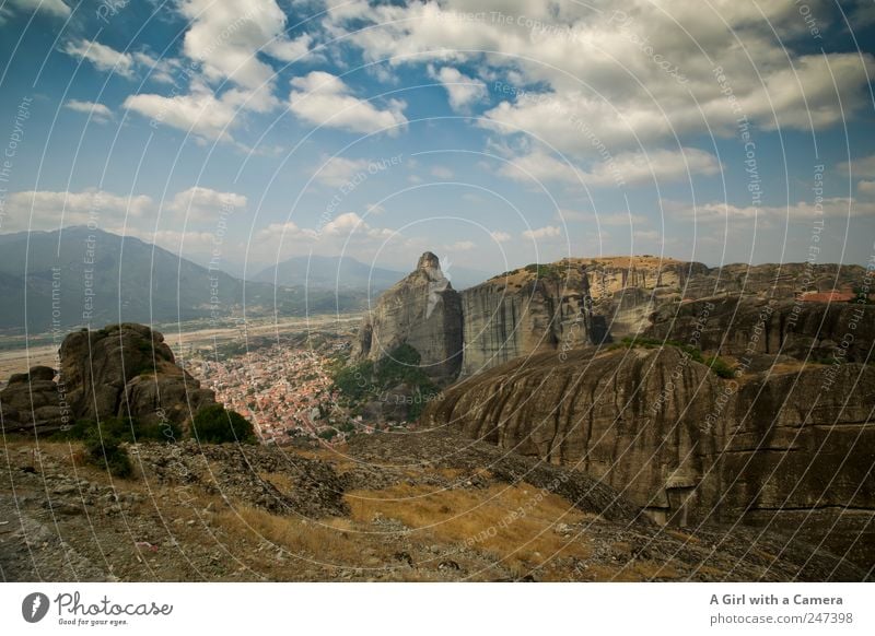 Meteora Felsen Griechenland Umwelt Natur Landschaft Urelemente Erde Himmel Wolken Sommer Schönes Wetter Hügel Berge u. Gebirge Gipfel Schlucht Stadt bevölkert