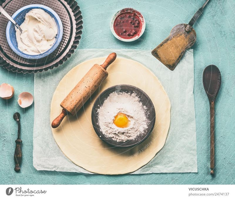 Teig, Teigrolle und Schüssel mit Mehl und Ei Lebensmittel Teigwaren Backwaren Ernährung Geschirr Stil Design Häusliches Leben backen Schalen & Schüsseln