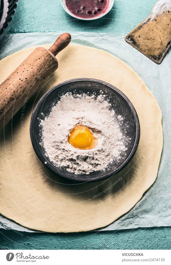 Teig, Teigroller und Schüssel mit Mehl und Ei Lebensmittel Teigwaren Backwaren Ernährung Geschirr Stil Design Häusliches Leben Tisch Küche Dinge Bake Nudelholz