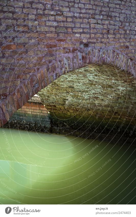 unten durch Burano Venedig Brücke Bauwerk Mauer Wand Kanal Wasserstraße alt türkis Hoffnung Religion & Glaube Tod Trauer träumen Traurigkeit Umwelt Backstein