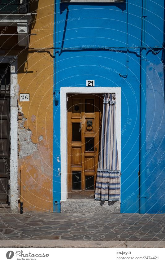 Sonnenschutz Ferien & Urlaub & Reisen Sightseeing Städtereise Häusliches Leben Haus Burano Venedig Italien Dorf Altstadt Gebäude Fassade Tür alt kaputt Stadt