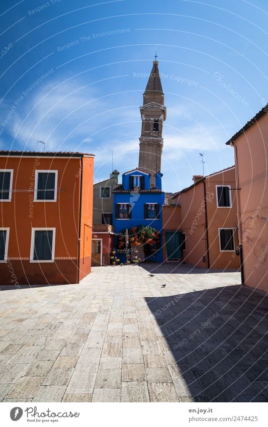 Kurioses | schief schiefer Ferien & Urlaub & Reisen Sightseeing Städtereise Sommer Sommerurlaub Burano Venedig Italien Dorf Altstadt Haus Kirche Turm Gebäude