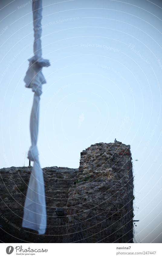 Fluchtweg Freiheit Leiter Ruine Turm Mauer Wand Gedeckte Farben Außenaufnahme Textfreiraum oben Dämmerung Totale