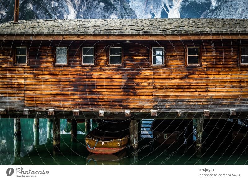 gesteltzt Freizeit & Hobby Ferien & Urlaub & Reisen Ausflug Berge u. Gebirge Alpen See Pragser Wildsee Hütte Bootshaus Fassade Fenster Ruderboot Holz Abenteuer