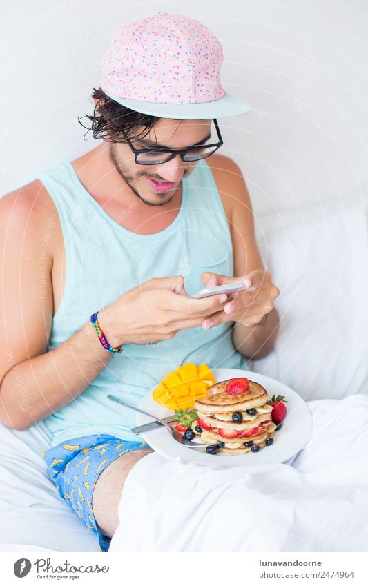 Milleniales Frühstück im Bett und Fotografieren Dessert Mittagessen Teller Lifestyle Homosexualität Mann Erwachsene Mütze lecker weiß App Beeren Blogger Speise