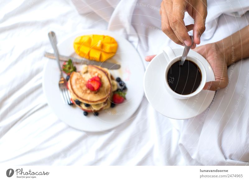 Warme Kuchen mit Obst und Kaffee im Bett Dessert Frühstück Mittagessen Teller Mann Erwachsene Hand lecker weiß Beeren Blogger farbenfroh Speise Lebensmittel