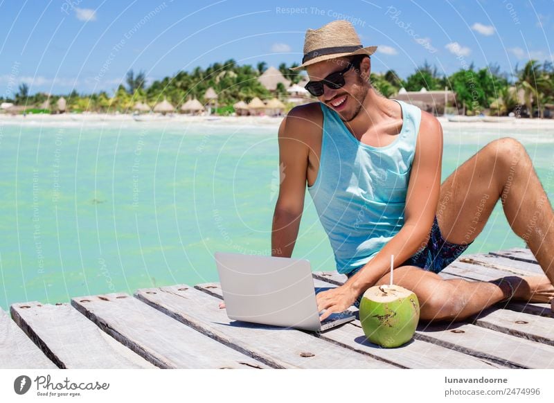 Konzept des digitalen Nomaden oder Remote Workers. Lifestyle Erholung Ferien & Urlaub & Reisen Sommer Strand Arbeit & Erwerbstätigkeit Business Computer