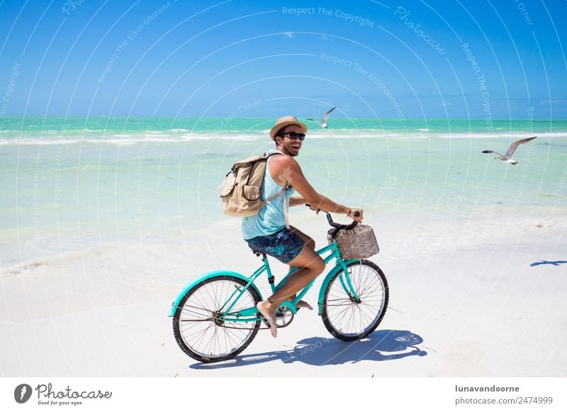 Mann mit dem Fahrrad am Meeresufer Lifestyle Freude Erholung Ferien & Urlaub & Reisen Freiheit Sommer Sonne Strand Sport Fahrradfahren Mensch Homosexualität