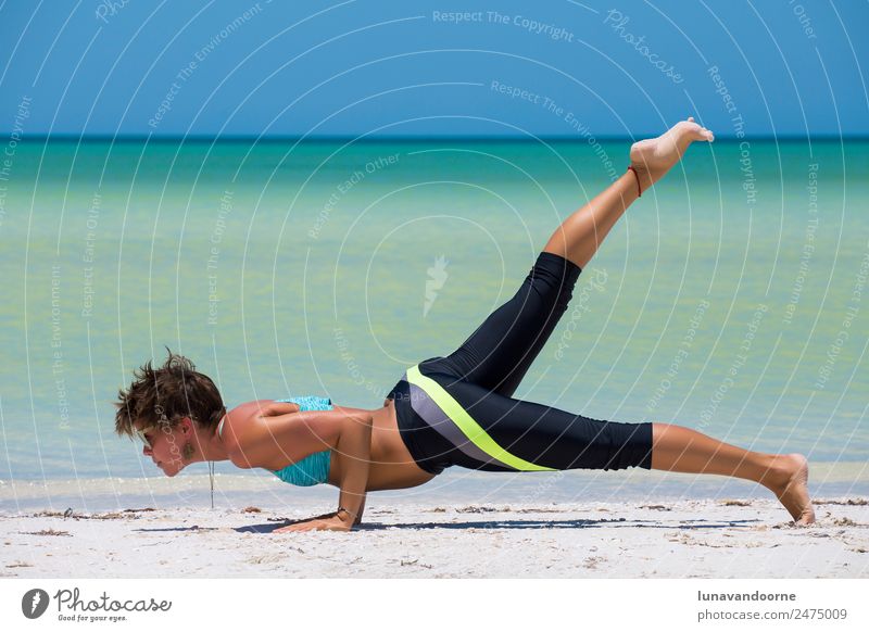 Frau, die Yoga am Strand praktiziert. Erholung Sommer Insel Sport Erwachsene 1 Mensch 18-30 Jahre Jugendliche Natur Sand Bikini sportlich stark blau