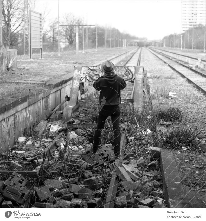 endlos. Mensch maskulin Junger Mann Jugendliche Erwachsene Freundschaft 1 Menschenleer Bahnhof alt dreckig authentisch groß Unendlichkeit trist Schwarzweißfoto