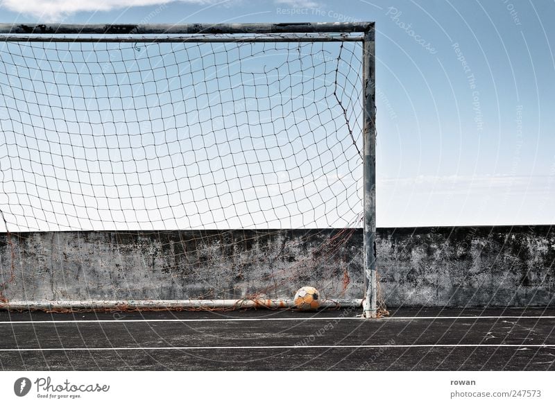 das runde im eckigen Sport Ballsport Sportveranstaltung Fußball Fußballplatz gelb Tor Netz Hartplatz Asphalt Erfolg leer Spielfeld Spielen Himmel Farbfoto