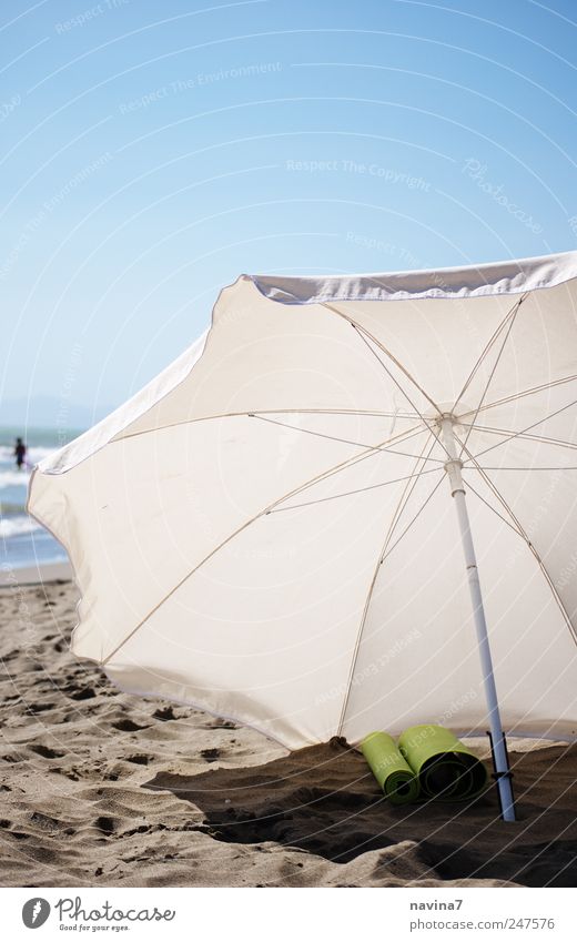 wartender Sonnenschirm Schwimmen & Baden Sand Sommer Schönes Wetter Wärme Strand Meer Schirm heiß blau weiß Erholung Ferien & Urlaub & Reisen Farbfoto