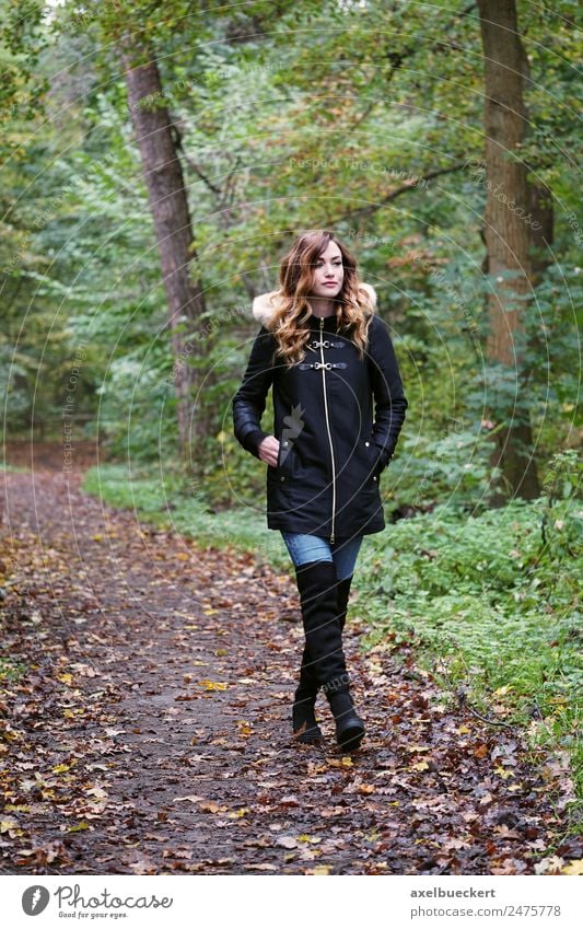 Herbstspaziergang Lifestyle Wohlgefühl Freizeit & Hobby wandern Mensch feminin Junge Frau Jugendliche Erwachsene 1 18-30 Jahre Natur Winter Baum Wald Mode