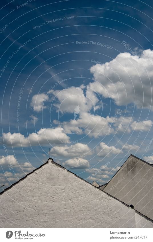 heiter bis wolkig Umwelt Himmel Wolken Klima Wetter Schönes Wetter Haus Einfamilienhaus Gebäude Mauer Wand Fassade Dach eckig einfach hell schön klein Spitze