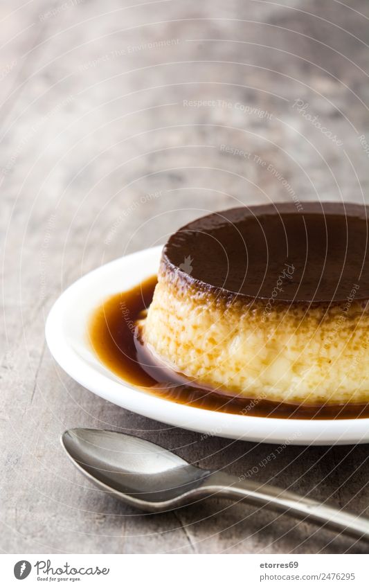 Creme-Karamell. Eierpudding auf Holztisch Lebensmittel Milcherzeugnisse Dessert Süßwaren Ernährung Essen Frühstück Mittagessen natürlich braun Sahne Pudding