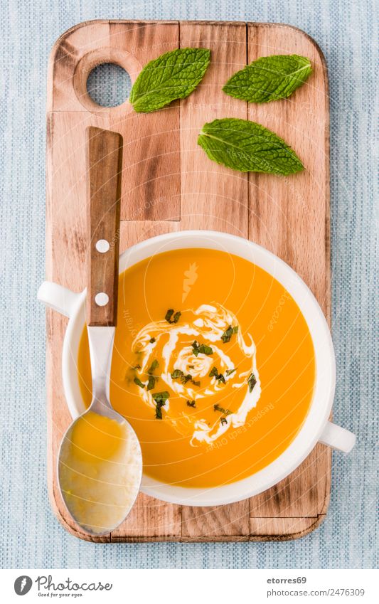 Kürbissuppe in weißer Schale Lebensmittel Gemüse Suppe Eintopf Kräuter & Gewürze Ernährung Bioprodukte Vegetarische Ernährung Diät Getränk Heißgetränk