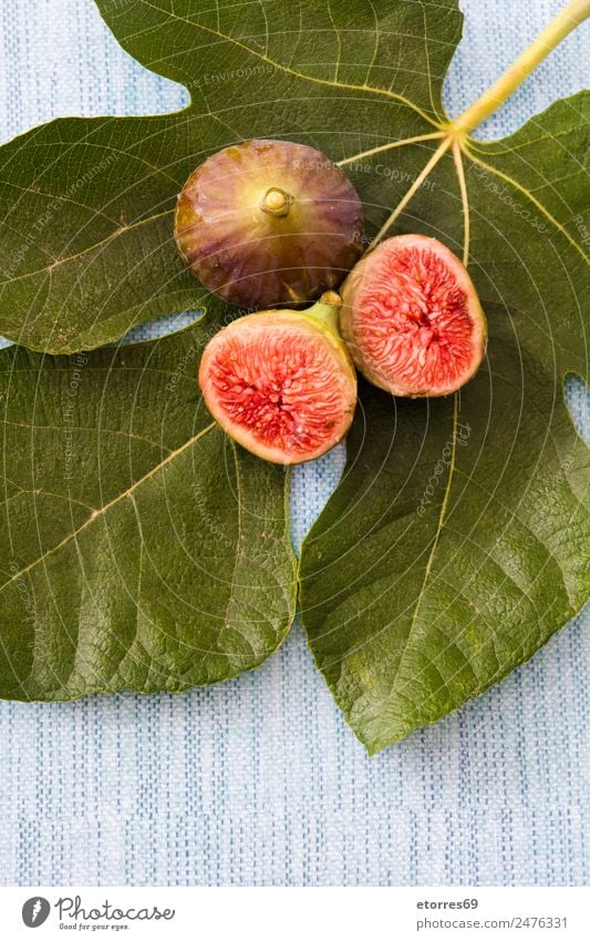 Frische Feigen auf blauem Hintergrund Lebensmittel Frucht Ernährung Frühstück Bioprodukte Vegetarische Ernährung Diät grün rot Foodfotografie Gesundheit frisch