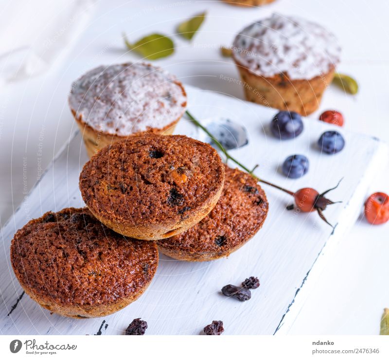 runde gebackene Muffins Kuchen Dessert Süßwaren Ernährung Frühstück Tisch Holz Essen frisch klein oben braun weiß Backwaren Hintergrund Bäckerei Schokolade