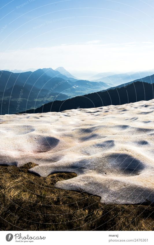 Saharasand auf dem letzten Rest Schnee Ausflug Berge u. Gebirge wandern Natur Himmel Horizont Frühling Schönes Wetter Alpen Ennstaler Alpen Schlucht dunkel