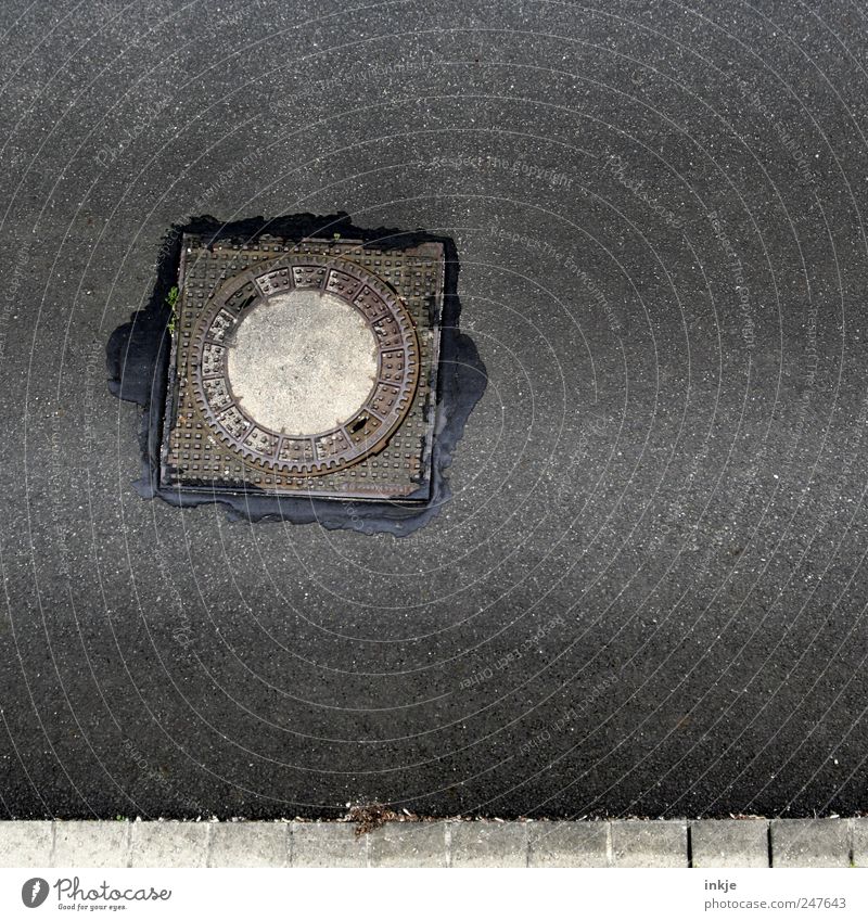 Gulli streetview Verkehrswege Straße Gully Asphalt Teer rund grau repariert Schaden Abwasser Farbfoto Gedeckte Farben Außenaufnahme Menschenleer