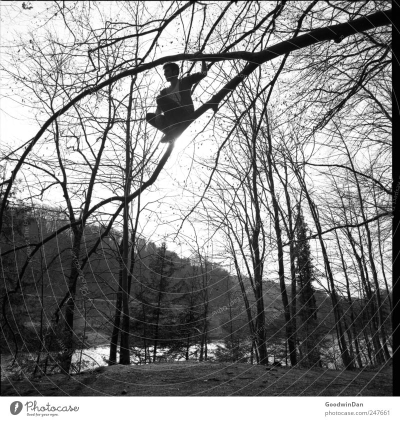 Abenteuer. Mensch maskulin Freundschaft 1 Umwelt Natur Pflanze Baum Blume Gras Sträucher Wald Fluss Isar hocken dünn authentisch groß hoch verrückt Stimmung