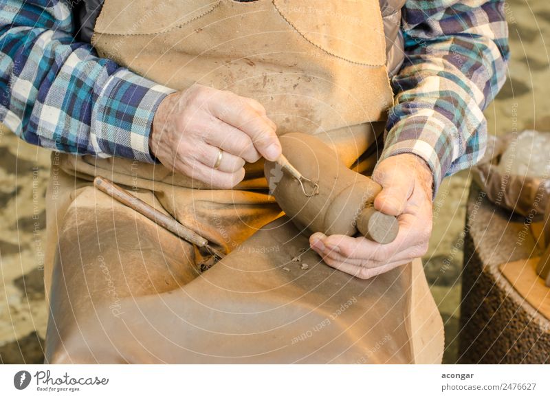 Alte Hände eines Töpfers, der eine Tonfigur formt. Basteln Arbeit & Erwerbstätigkeit Beruf Handwerker Werkzeug 60 und älter Senior Kunst Künstler alt braun