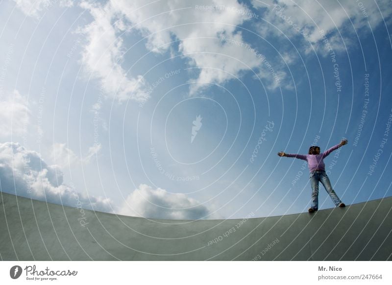 fly away Mädchen Kindheit Himmel Wolken Schönes Wetter Bauwerk träumen klein Glück Zufriedenheit Lebensfreude Begeisterung Leichtigkeit Sommer lässig