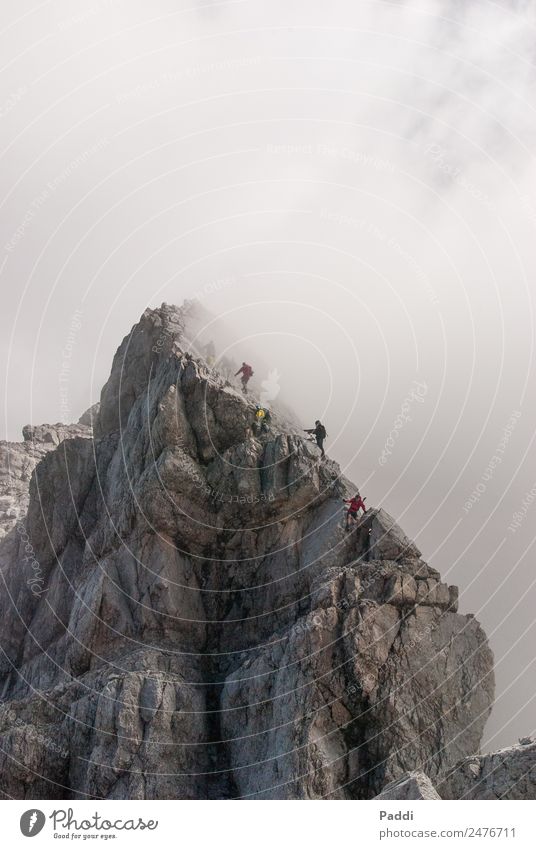 Aufstieg ins Ungewisse Freizeit & Hobby Sport wandern Klettern Bouldern Gipfel Berge u. Gebirge Umwelt Natur Landschaft Wetter Schönes Wetter schlechtes Wetter