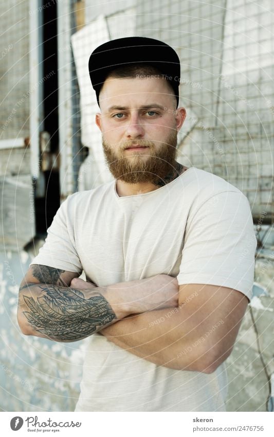 Kerl mit einem Bart und einer Tätowierung auf dem Arm. Lifestyle schön Mensch maskulin Junger Mann Jugendliche Erwachsene Haut Haare & Frisuren Gesicht Auge 1