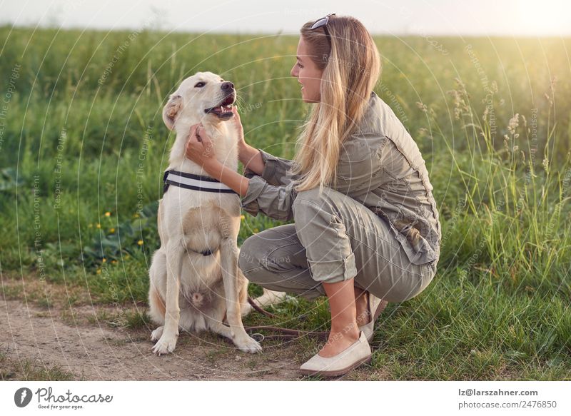 Glücklicher lächelnder Hund mit seinem hübschen jungen Besitzer Lifestyle Freude schön Freizeit & Hobby Spielen Sommer Frau Erwachsene Freundschaft 1 Mensch