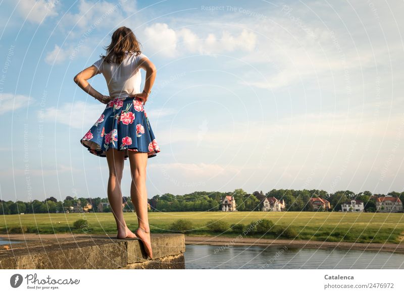 An der Elbe III, junge Frau an der Elbe feminin Junge Frau Jugendliche 1 Mensch Landschaft Himmel Wolken Sommer Schönes Wetter Baum Gras Wiese Flussufer Haus