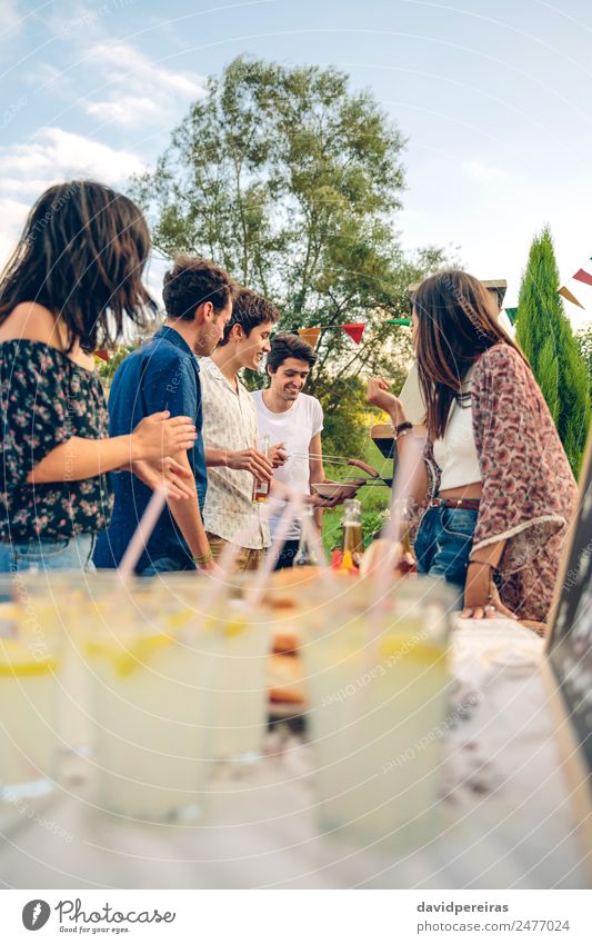 Gruppe von Freunden, die Spaß an einem Sommergrill haben. Fleisch Wurstwaren Mittagessen Limonade Alkohol Bier Trinkhalm Lifestyle Freude Glück Freizeit & Hobby