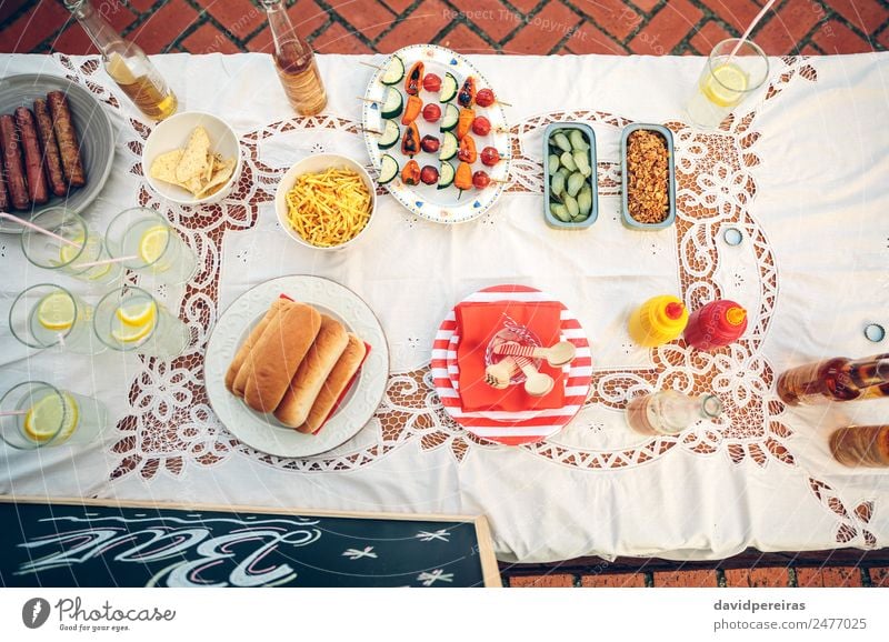 Tisch mit Speisen und Getränken im Sommerfest Gemüse Brot Brötchen Mittagessen Fastfood Limonade Bier Teller Flasche Glück genießen frisch lecker gelb trinken